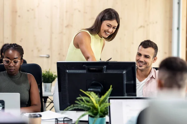 Aufnahme Eines Erfolgreichen Geschäftsteams Das Zusammen Mit Dem Computer Coworking — Stockfoto