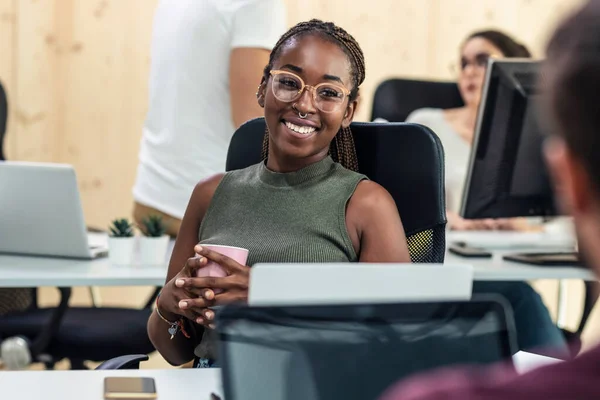 Tiro Afro Sonriente Mujer Negocios Hablando Con Colega Mientras Trabajaba —  Fotos de Stock