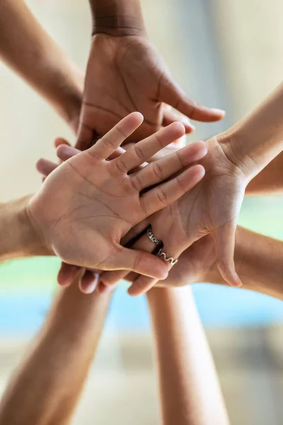 Fechar Mãos Equipe Negócios Inteligente Sucesso Celebrando Bom Trabalho Enquanto — Fotografia de Stock