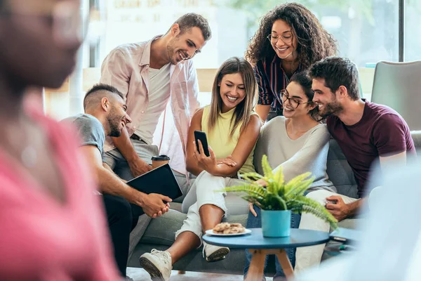 Tiro Feliz Equipe Negócios Fazendo Uma Pausa Trabalho Enquanto Conversa — Fotografia de Stock