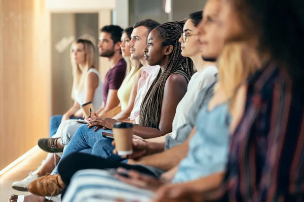 Tiro Feliz Equipo Negocios Aplaudiendo Después Escuchar Conferencia Mientras Sienta — Foto de Stock