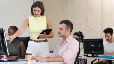 Birlikte çalışan bilgisayarla birlikte çalışan başarılı iş ekibinin videosu.