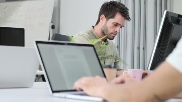 Vídeo Equipe Negócios Bem Sucedida Trabalhando Conjunto Com Laptop Local — Vídeo de Stock