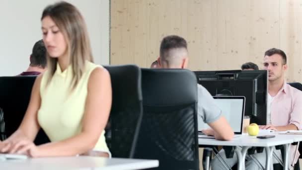 同僚の職場でラップトップと協力して成功したビジネスチームのビデオ — ストック動画