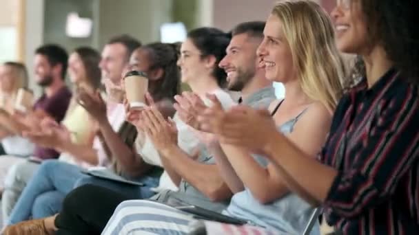 Відео Щасливої Ділової Команди Яка Чіпляється Після Прослуховування Конференції Сидячи — стокове відео