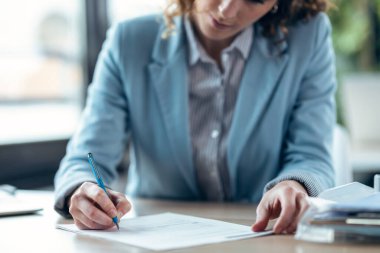 Güzel bir emlakçının elektronik tablette ev planlarını gösterirken olgun bir adamla gayrimenkul satın alma hakkında konuşurken çekilmesi.