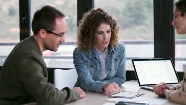 Güzel Bir Emlakçının Planlarını Elektronik Tablette Gösterirken Çiftle Bir Emlak — Stok video