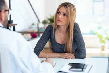 Güzel bir hastanın yetişkin erkek doktoruna muayenedeki ağrısını açıklarken..