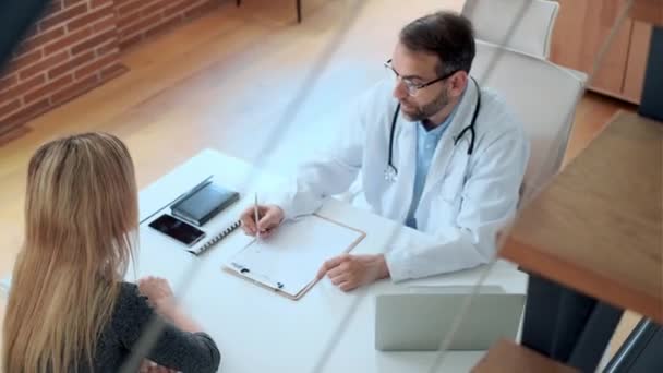 Video Bello Maturo Medico Sesso Maschile Parlando Mentre Spiega Trattamento — Video Stock