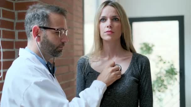 Wideo Przystojny Dojrzałe Mężczyzna Lekarz Sprawdzanie Piękny Młody Kobieta Pacjent — Wideo stockowe