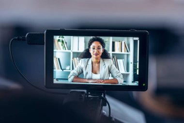 Modern bir girişimle video görüşmesi yaparken zarif iş kadınlarına kamera kaydı..