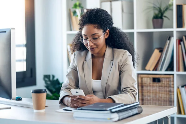 Foto Mujer Negocios Elegante Enviando Mensajes Con Teléfono Móvil Mientras —  Fotos de Stock