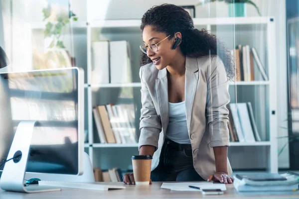 Tiro Mujer Negocios Elegante Hablando Con Auriculares Mientras Revisa Algunos —  Fotos de Stock