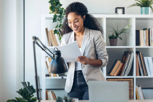 Tiro Mujer Negocios Elegante Hablando Con Auriculares Mientras Revisa Algunos —  Fotos de Stock