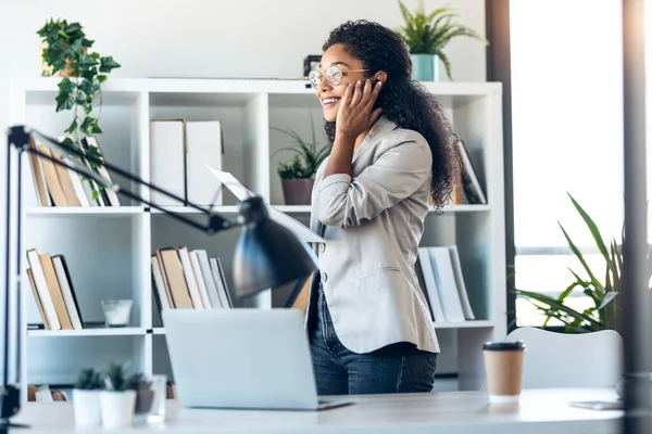 Tiro Mujer Negocios Elegante Hablando Con Auriculares Mientras Revisa Algunos —  Fotos de Stock