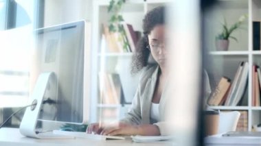 Ofiste dokümanları kontrol ederken ve yazarken bilgisayarla çalışan zarif iş kadınının videosu..