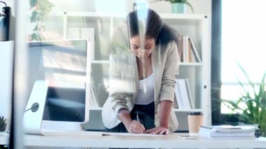 Modern başlangıçtaki bazı belgelere bakarken kulaklıkla konuşan zarif bir iş kadınının videosu..