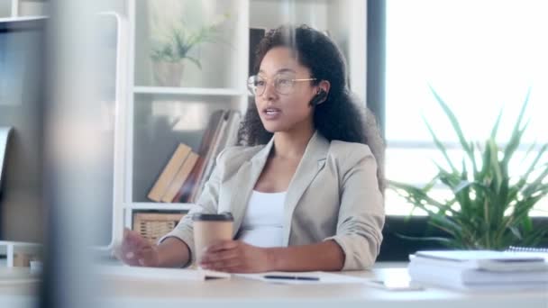 Modern Bir Ofiste Kulaklıkla Konuşurken Bilgisayarla Çalışan Zarif Kadınının Videosu — Stok video
