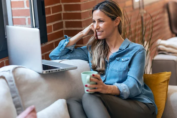 Shot Smile Young Blonde Woman Having Videocall Laptop Ενώ Χαλαρώνετε — Φωτογραφία Αρχείου