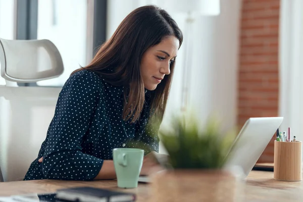 Tiro Mulher Negócios Bonita Trabalhando Com Laptop Enquanto Sentado Mesa — Fotografia de Stock