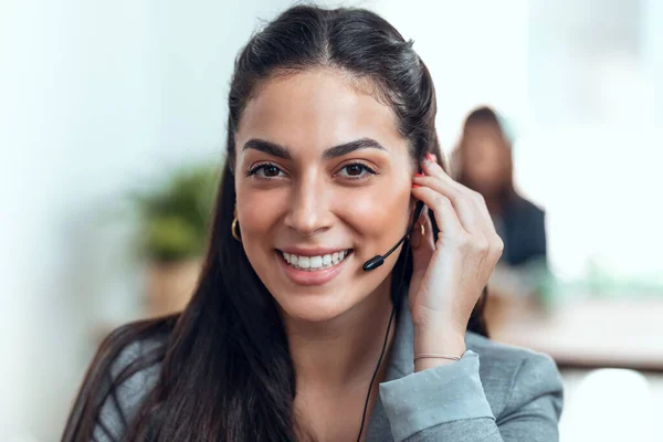 Portrait Smart Business Woman Talking Earphones While Doing Video Call — Stock Photo, Image