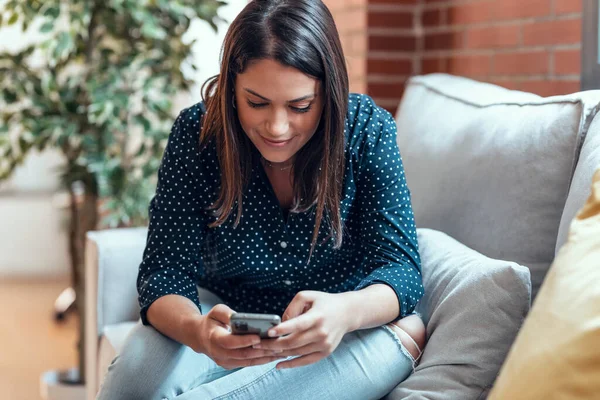 Aufnahme Einer Schönen Frau Die Nachrichten Mit Ihrem Handy Verschickt — Stockfoto