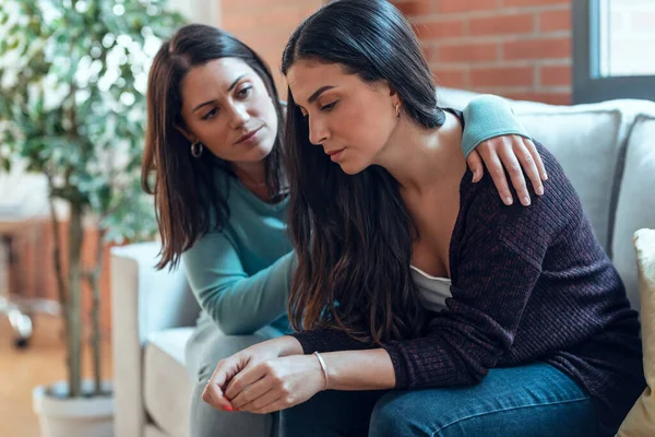 Tiro Mujer Joven Bonita Apoyando Consolando Triste Amiga Mientras Está — Foto de Stock