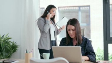 Ofisteki pencerenin yanında duran güzel bir kadının cep telefonunu kullanışının videosu..
