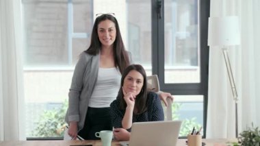 Ofisteki malzemeleri seçerken bir tasarım projesinde çalışan iki güzel tasarımcı kadının videosu.