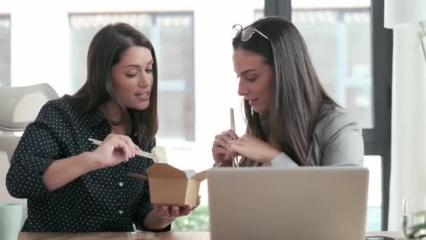 Video Dos Hermosas Mujeres Diseño Teniendo Descanso Trabajo Mientras Comen — Vídeos de Stock