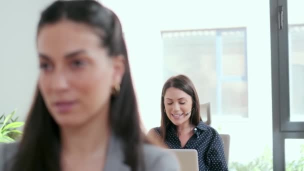 Video Una Mujer Negocios Inteligente Hablando Con Auriculares Mientras Hace — Vídeo de stock