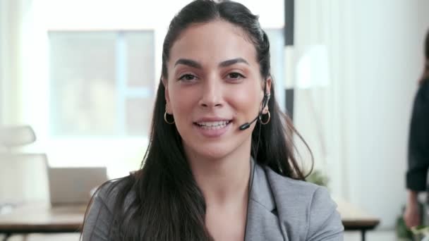 Wideo Inteligentną Kobietą Biznesu Rozmawiającą Słuchawkami Podczas Rozmowy Wideo Patrzącą — Wideo stockowe