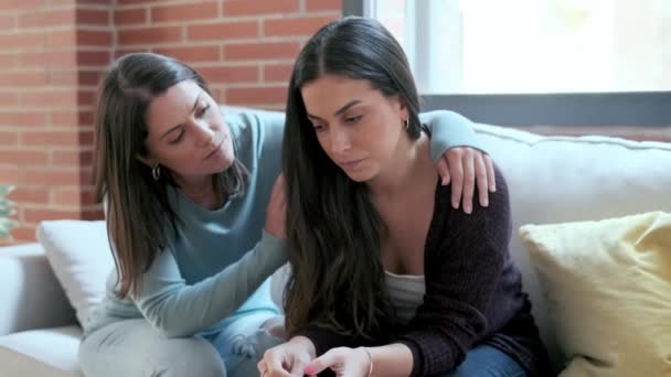 Evdeki Kanepede Otururken Üzgün Arkadaşını Destekleyen Rahatlatan Güzel Bir Genç — Stok video