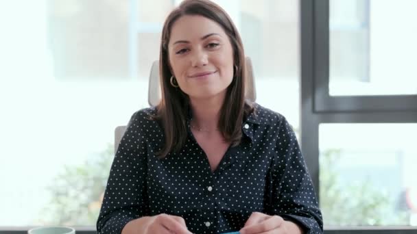 Video Einer Lächelnden Geschäftsfrau Die Durch Die Webcam Schaut Und — Stockvideo