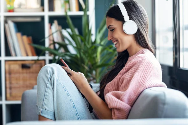 Foto Una Hermosa Mujer Escuchando Música Mientras Usa Teléfono Inteligente — Foto de Stock