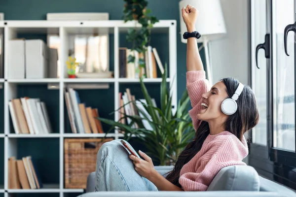 Tiro Moça Motivada Ouvindo Música Com Smartphone Enquanto Sentada Sofá — Fotografia de Stock