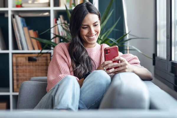 Shot Pretty Smiling Woman Using Mobile Phone Sitting Couch Home — Stock Photo, Image