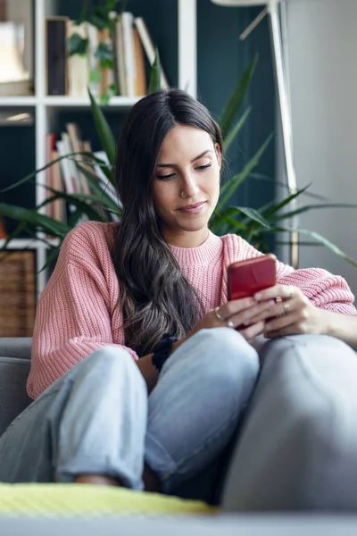 Skott Ganska Leende Kvinna Med Mobiltelefon Sitter Soffa Hemma — Stockfoto