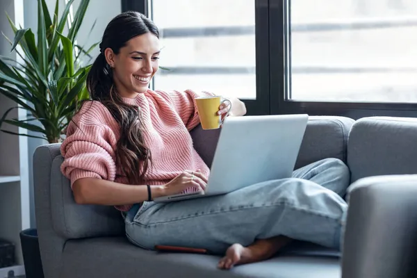 Aufnahme Einer Süßen Frau Die Mit Freunden Auf Dem Laptop — Stockfoto