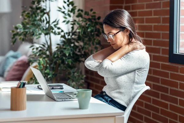 Prise Vue Femme Affaires Fatiguée Avec Douleur Cou Regardant Mal — Photo