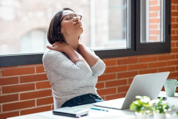 Skott Trött Affärskvinna Med Nacksmärta Ser Obekväm När Arbetar Med — Stockfoto