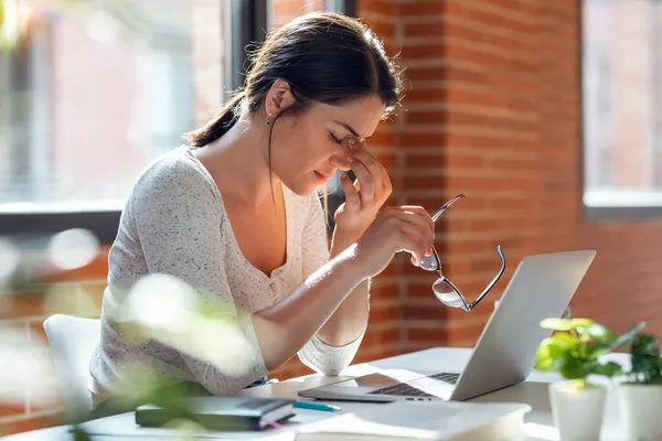 Skott Trött Affärskvinna Med Huvudvärk Ser Obekväm När Arbetar Med — Stockfoto