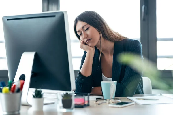 在办公室和电脑一起工作的时候睡着了的优雅的女商人被枪击了 — 图库照片