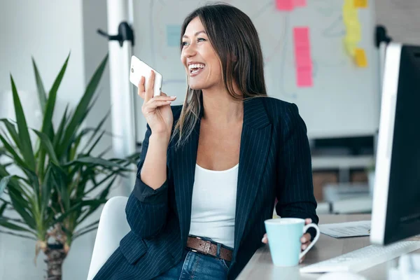 Tiro Mulher Negócios Sorridente Enviando Mensagem Voz Com Telefone Celular — Fotografia de Stock