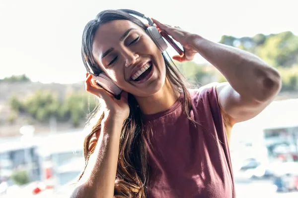 Shot Van Gemotiveerde Jonge Vrouw Luisteren Naar Muziek Met Smartphone — Stockfoto