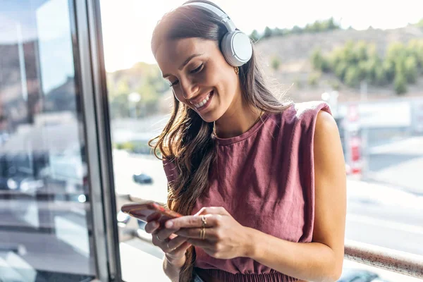 Foto Mujer Belleza Escuchando Música Con Teléfono Inteligente Mientras Envía — Foto de Stock