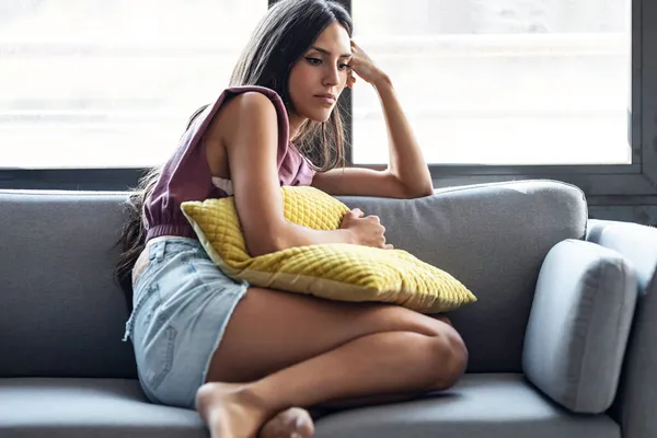 Tiro Hermosa Mujer Joven Pensando Preocupado Sentado Sofá Casa — Foto de Stock