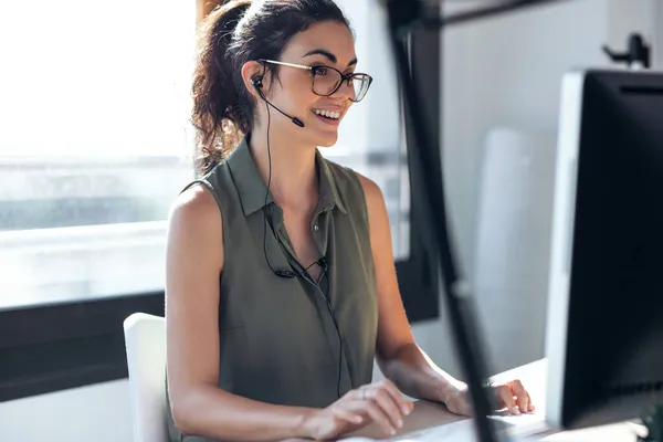 Tiro Mulher Negócios Bonita Fazendo Videochamada Com Computador Enquanto Conversa — Fotografia de Stock