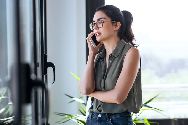 Prise Vue Belle Femme Utilisant Son Téléphone Portable Tout Tenant — Photo