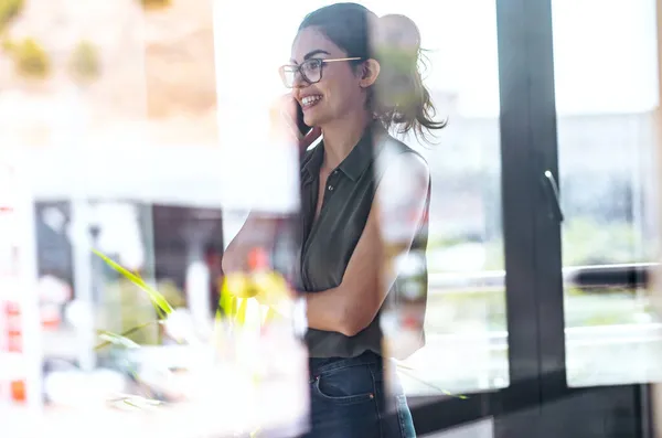 Shot Van Mooie Vrouw Met Behulp Van Haar Mobiele Telefoon — Stockfoto